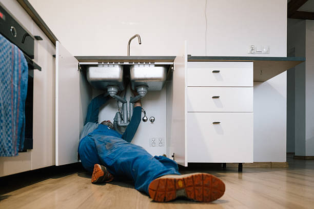 Professional Emergency Plumber technician working in Servia, IN